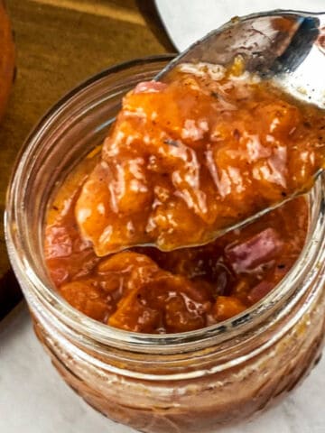 round canning jar of savory peach compote.