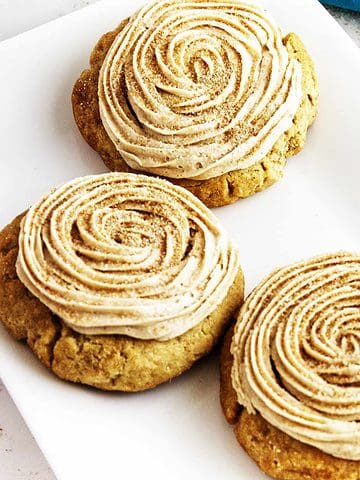 swirl frosted cinnamon cookies on a plate.