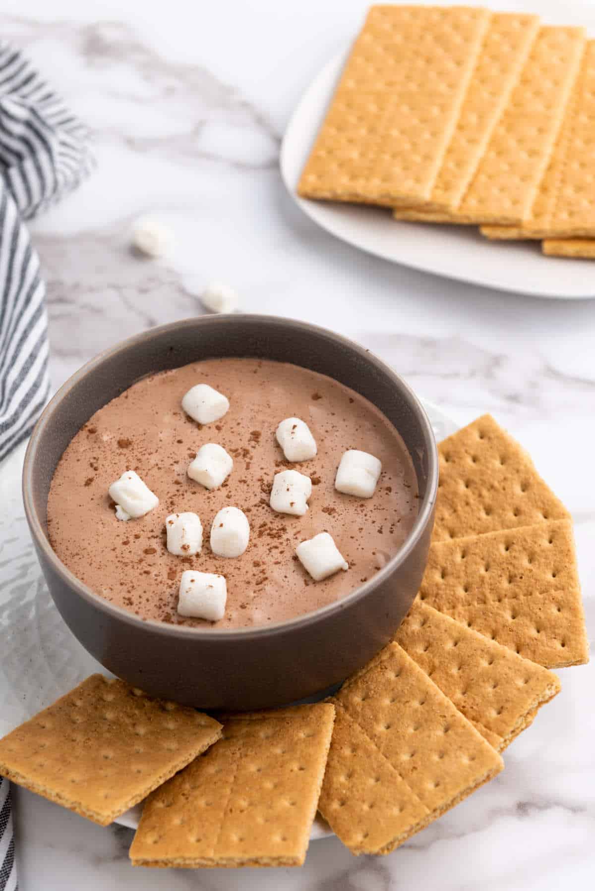 hot cocoa dip with marshmallows with graham crackers.