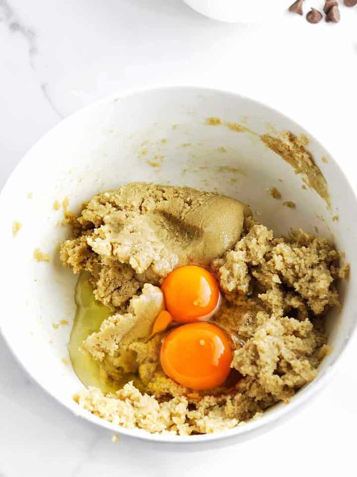 Bakery Style Chocolate Chip Cookies Smells Like Delish