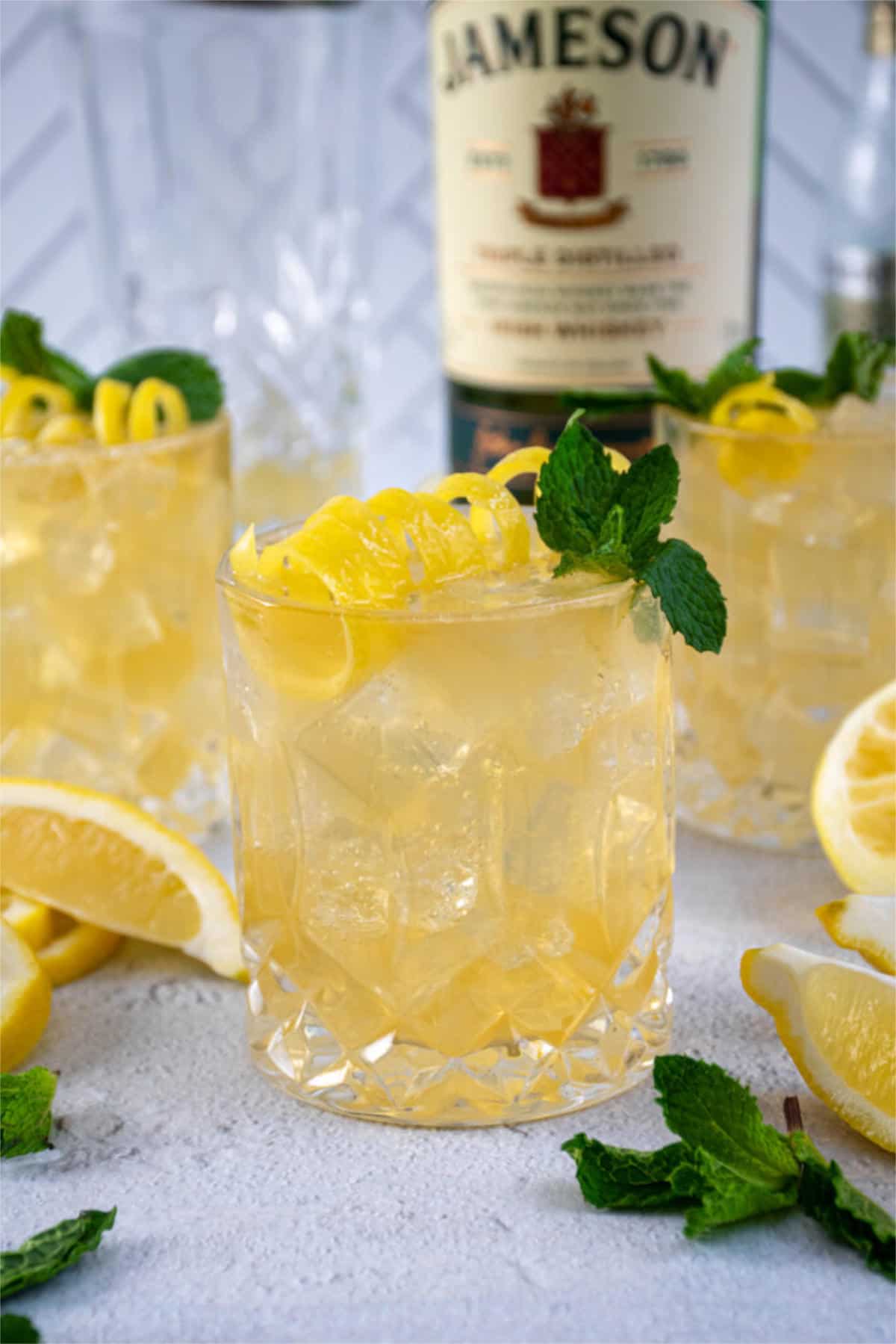 cocktails with lemonade Irish lemon spritzer.
