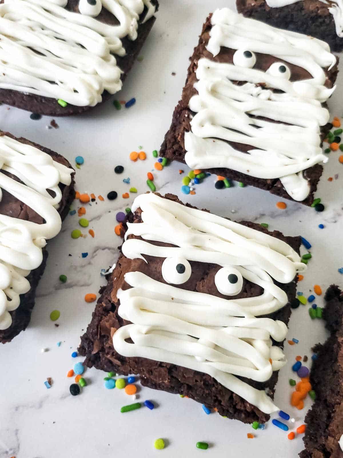decorated mummy brownies.