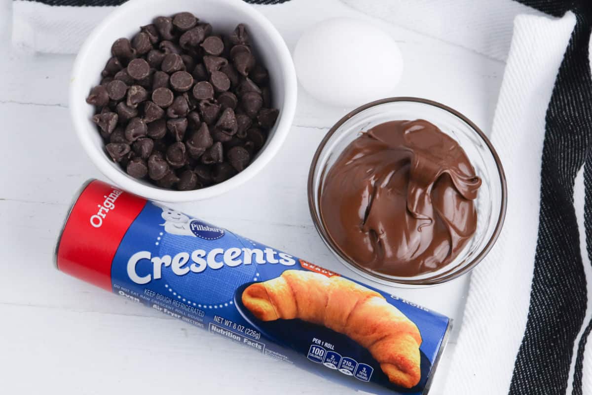 ingredients for crescent rolls with nutella.