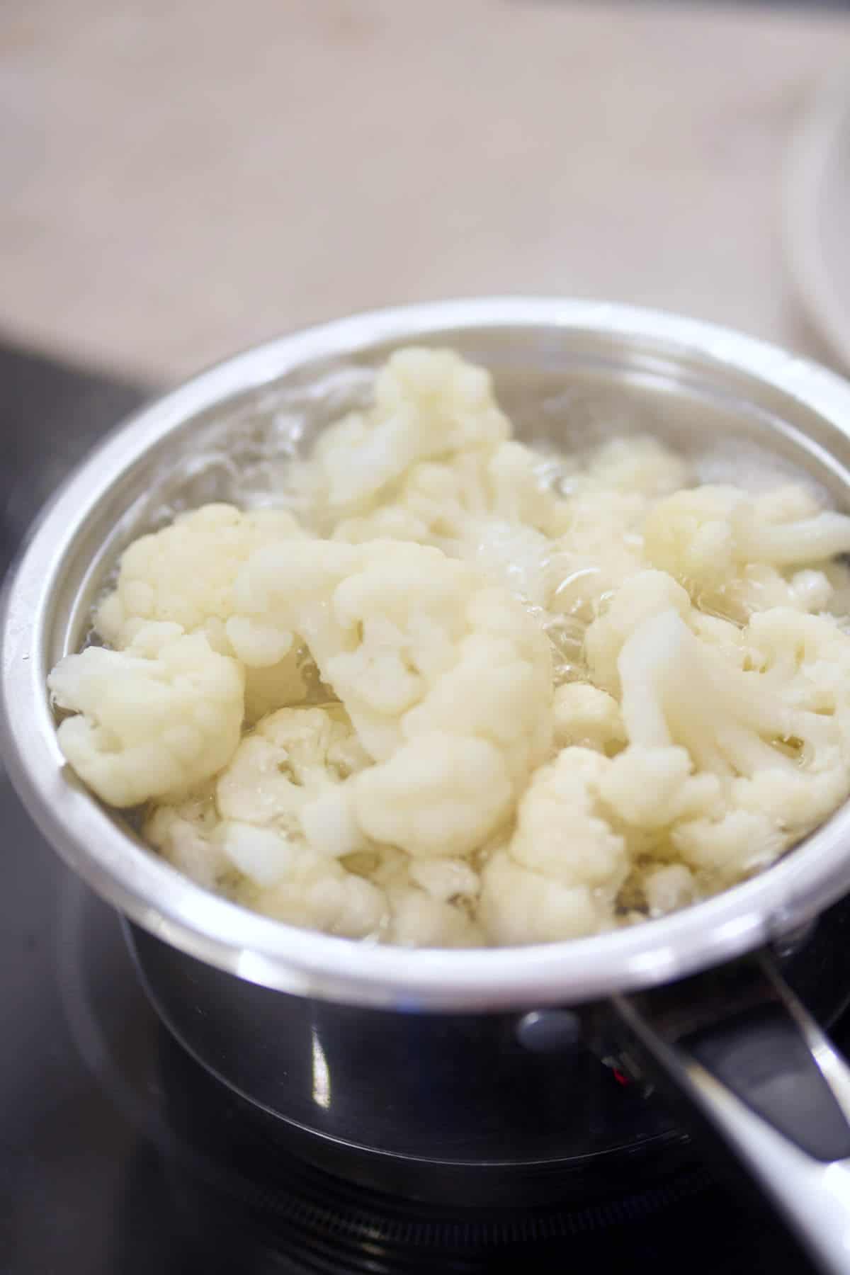 Boiling cauliflower in a pot of water.