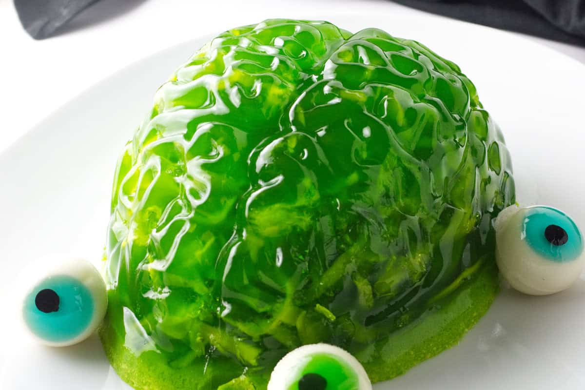 Green spooky halloween brain jello dessert.