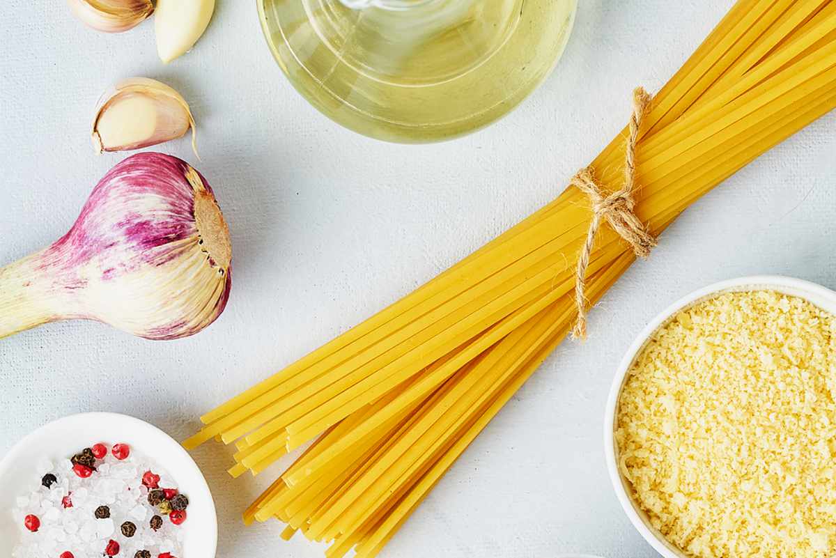 ingredients for olive oil and garlic pasta.