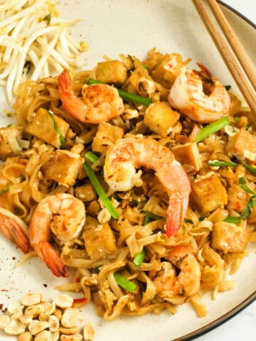 plate of shrimp pad thai.