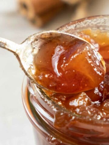 round canning jar of savory peach compote.