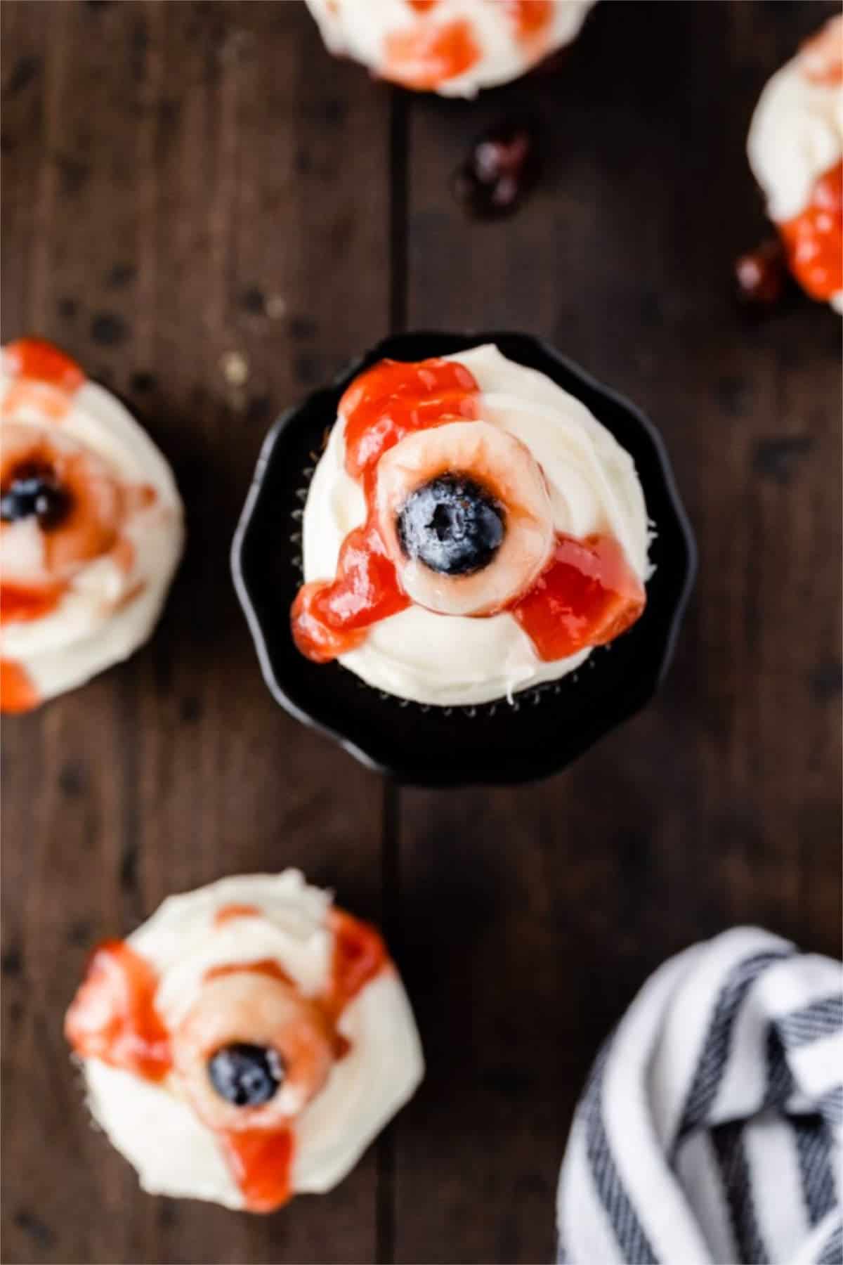 spooky halloween treats,  Eyeball Cupcakes for Halloween.