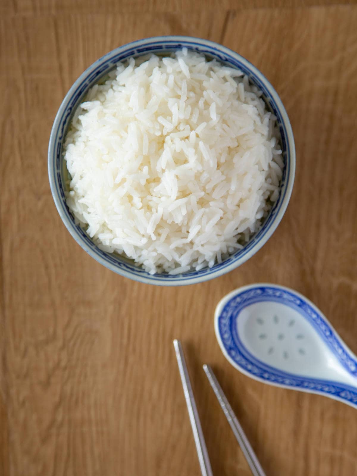 Bowl of fluffy jasmine rice ready to serve.
