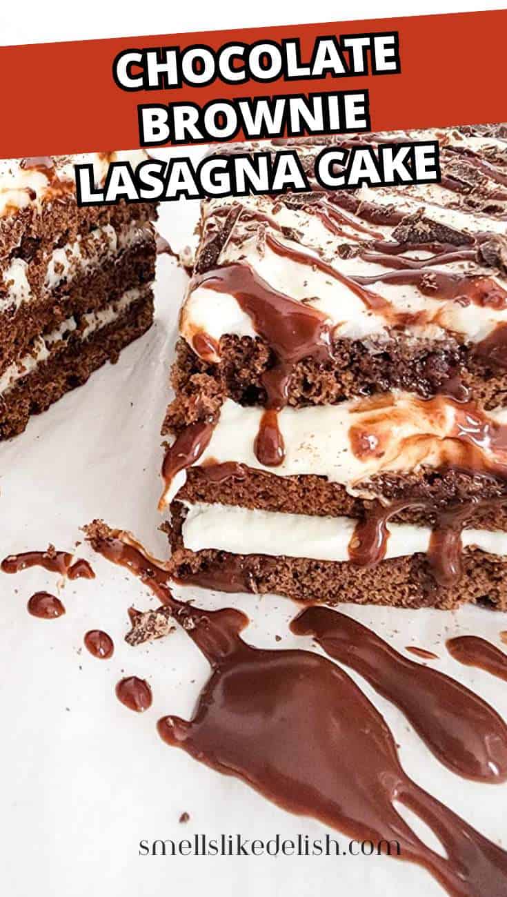 Close-up of a chocolate brownie lasagna cake topped with chocolate sauce, with a slice partially removed. The image includes the text "CHOCOLATE BROWNIE LASAGNA CAKE.